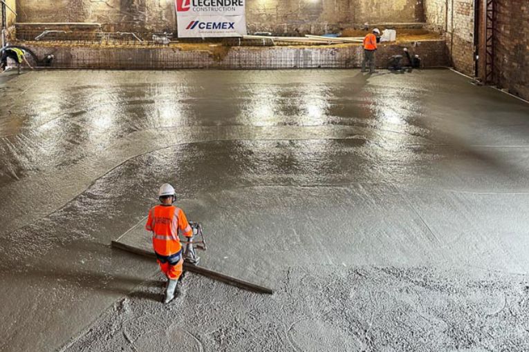 Le coulage du radier de la salle principale, première étape de la reconstruction, a été réalisé le 27 mars dernier. [©Cemex]
