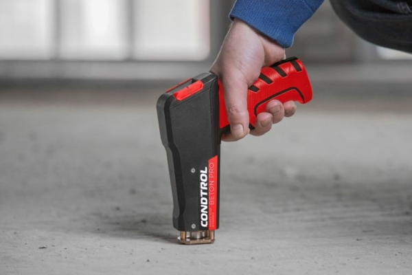 Compact et maniable, le testeur numérique Béton Pro se distingue par son adaptabilité, faisant de lui un allié des maçons sur leurs chantiers quotidiens [©Condtrol]