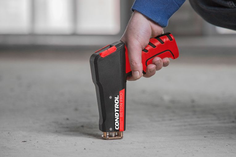 Compact et maniable, le testeur numérique Béton Pro se distingue par son adaptabilité, faisant de lui un allié des maçons sur leurs chantiers quotidiens [©Condtrol]