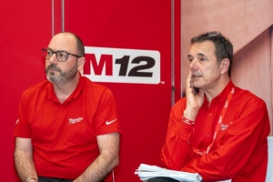 De gauche à droite, Bastien Dubreuil, directeur commercial et marketing de Milwaukee France, et Tommaso Comboni, directeur général de Techtronic Industries France. [©ACPesse]