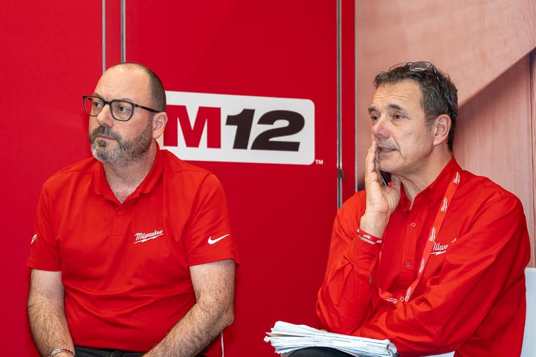 De gauche à droite, Bastien Dubreuil, directeur commercial et marketing de Milwaukee France, et Tommaso Comboni, directeur général de Techtronic Industries France. [©ACPesse]