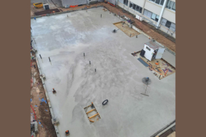 Pour édifier le bâtiment industriel de BioMérieux, Eiffage Construction a mis en œuvre du béton à empreinte carbone réduite fourni BML. [©Eiffage Construction]