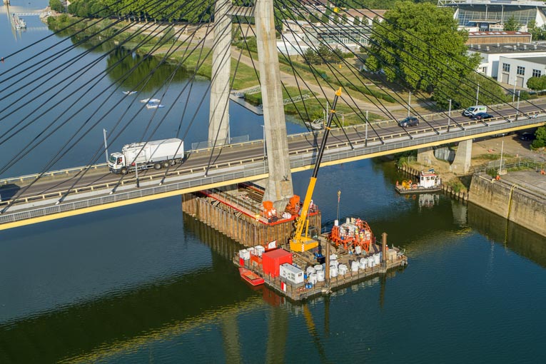 Le Pont de Bourgogne est consolidé par les équipes de Bouygues Travaux Publics Régions France et de VSL France.