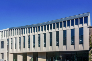 Le ciment blanc Aalborg donne son “ton pierre” à l’hôtel de ville de la Roche-sur-Yon. [©Soriba]