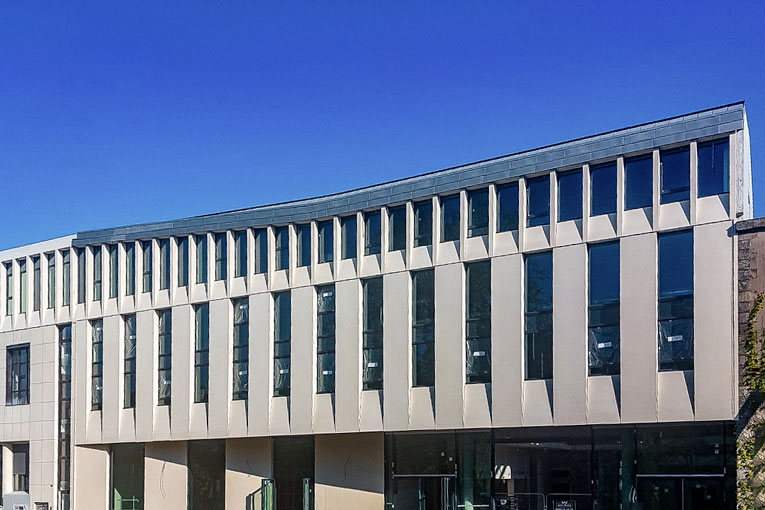 Le ciment blanc Aalborg donne son “ton pierre” à l’hôtel de ville de la Roche-sur-Yon. [©Soriba]