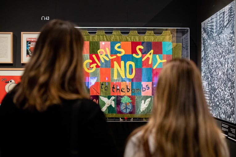 “Les filles disent non aux bombes”. [©Muselia]