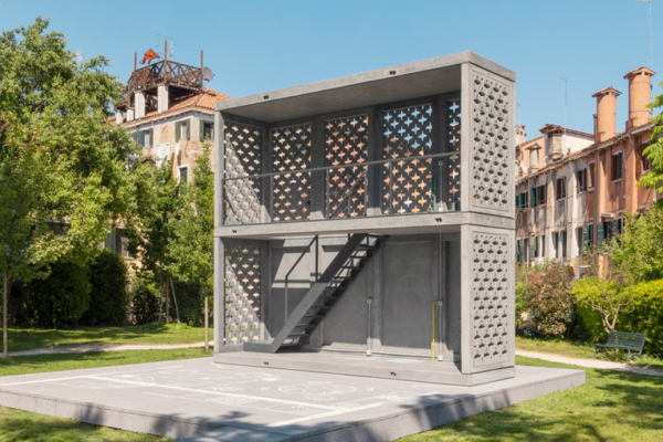 Prototype d'unité de logements basiques en béton Biochar, présenté par Holcim à la Biennale d’architecture de Venise. [©Celestia Studio/Holcim]