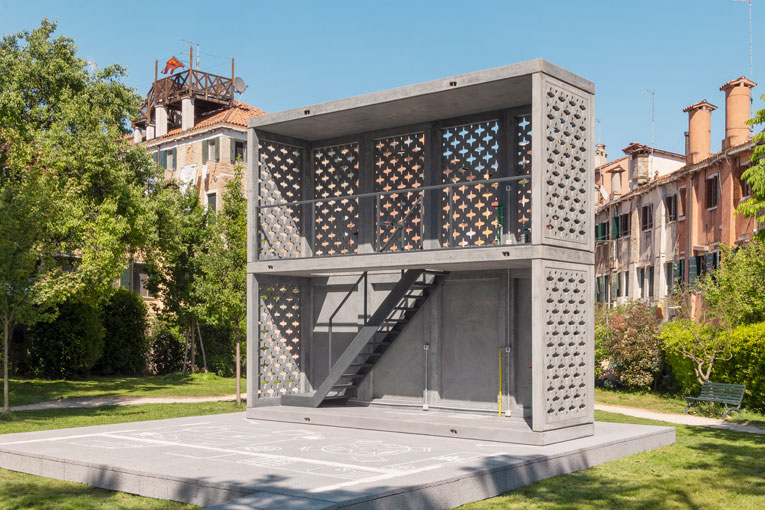 Prototype d'unité de logements basiques en béton Biochar, présenté par Holcim à la Biennale d’architecture de Venise. [©Celestia Studio/Holcim]