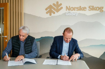 Signature entre les équipes dirigeantes de Norske Skog Golbey et d’Hoffmann Green. [©Hoffmann Green Cement]