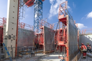 Le coffrage est l’équipement de base des chantiers de construction utilisant du béton prêt à l’emploi. [©ACPresse]