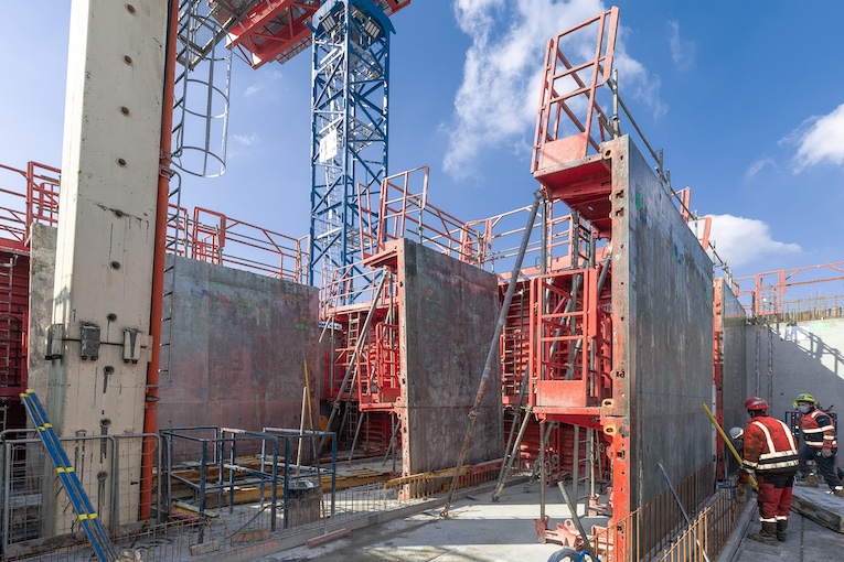 Le coffrage est l’équipement de base des chantiers de construction utilisant du béton prêt à l’emploi. [©ACPresse]