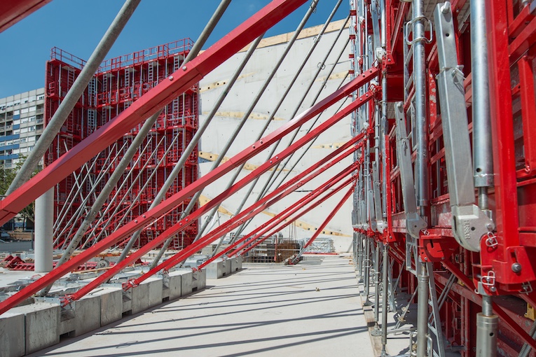 La stabilisation est le point central de l’installation d’un coffrage. [©ACPresse]