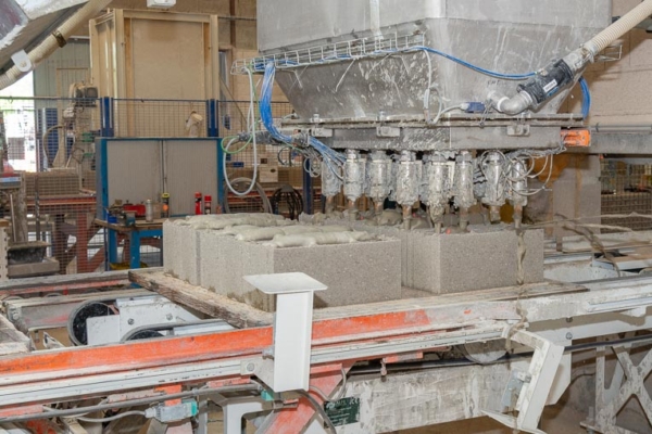 Production de blocs béton Kosmo R1 sur le site Alkern de Mouy-sur-Seine (77). [©ACPresse]