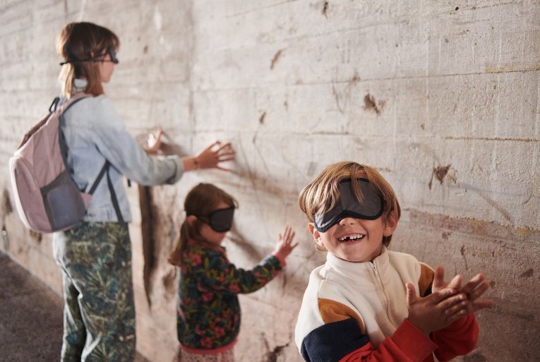 “Sensations Béton” donne à “voir”, même si souvent les yeux des visiteurs sont bandés. [©Rudy Burbant]