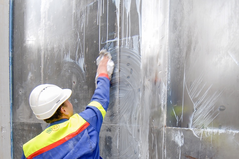 Les surplus d’huile doivent absolument être éliminés à l’aide d’un chiffon, d’une raclette... [©ACPresse]