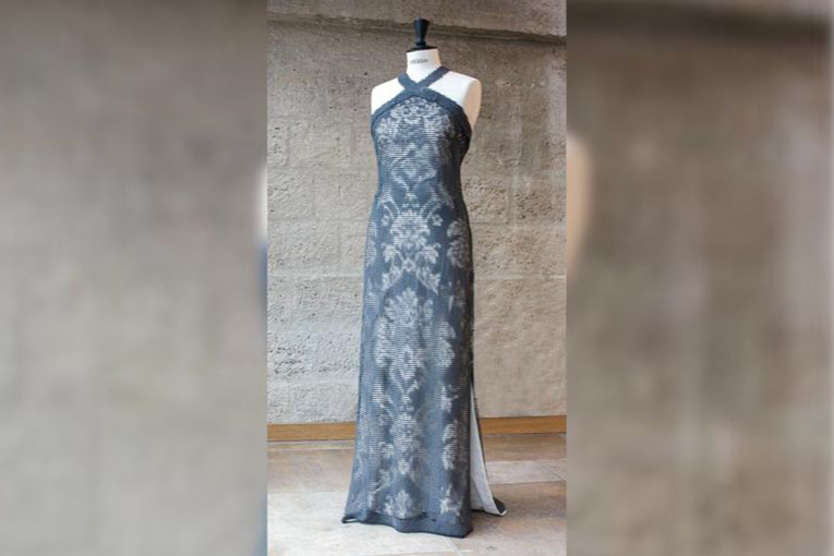 La robe toute en béton Concrete intention créée et réalisée en 2015 par François-Charles Génolini, d’un poids de 4,5 kg [©François-Charles Génolini]