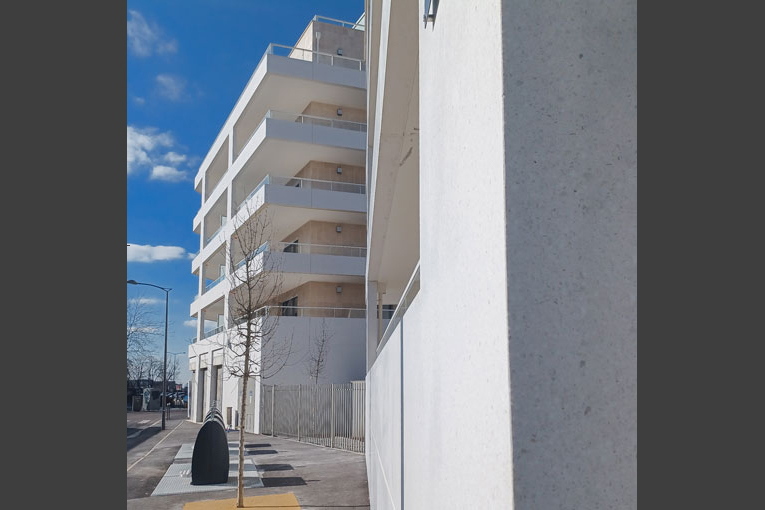 Réalisés sur mesure par Cibetec, les éléments de façade des deux immeubles de la résidence Signature sont en béton blanc poli. [©Cibetec]