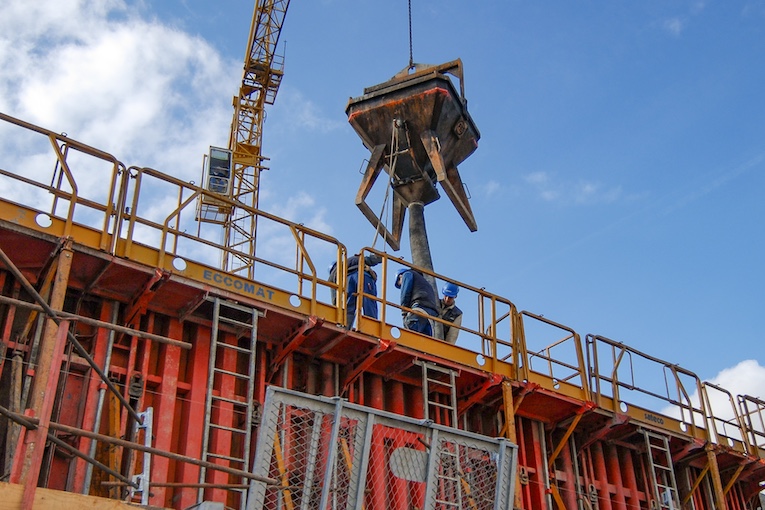 Opération de coulage du béton à l’aide d’une benne munie d’une manche.[©ACPresse]