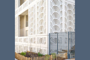 Les panneaux d’habillage se caractérisent par un design singulier en forme de segments d’arcs superposés. [©Romuald Nicolas/Guillerm]