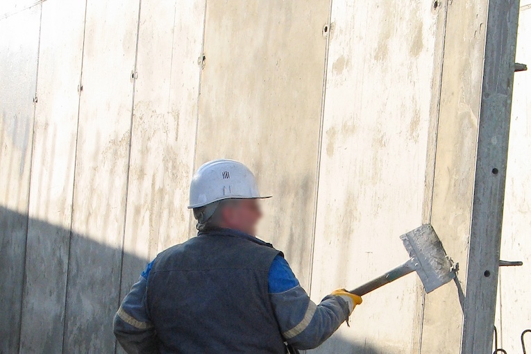 Photo 6 – Les résidus de béton sont supprimés, en général à l'aide d'un racloir. [©ACPresse]