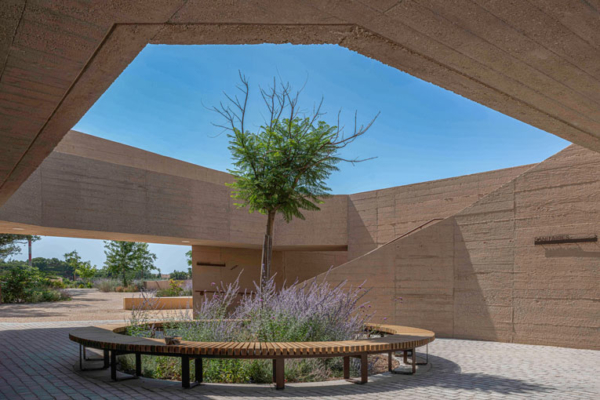 Extension du cimetière de Grammont (71), par l’architecte Jean Planès (agence Traverses). [©Lafarge]