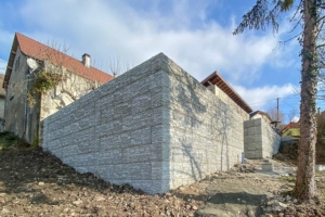 Terrasse réalisée en mégablocs matricés. [©VTM David Couturier TP]