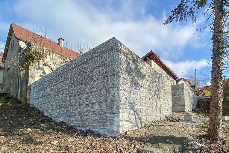 Terrasse réalisée en mégablocs matricés. [©VTM David Couturier TP]