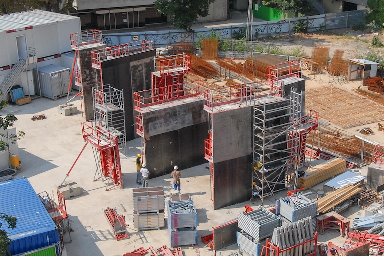 Aire de préparation et de stockage de banches sur chantier. [©ACPresse]