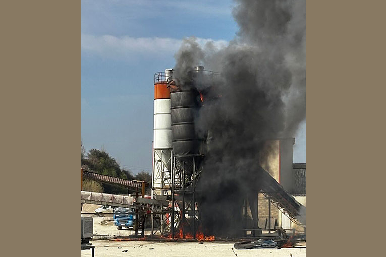 La centrale à béton de l’Entreprise Paul Calin, en feu après le crash d’un AlphaJet de la Patrouille de France. [©Entreprise Paul Calin]