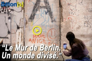 Dès l’entrée sur le Trocadéro, six segments authentiques du Mur accueillent les visiteurs, les immergeant dans la réalité d’un Berlin fracturé. Chaque bloc mesurait 3,5 m de haut et pesait 2,6 t. [©Muselia]