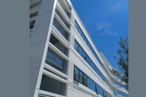 Quelque 200 panneaux réalisés hors site habillent aujourd’hui le bâtiment B-Park. [©GA Smart Building]