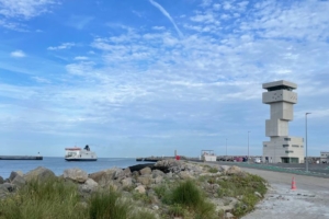 Visible depuis la mer tout autant que depuis la ville et les plages, la nouvelle capitainerie est le signe et le symbole d’un port en pleine expansion. Et s’affirme tel un emblème pour une ville en mouvement. [©Atelier 9.81]