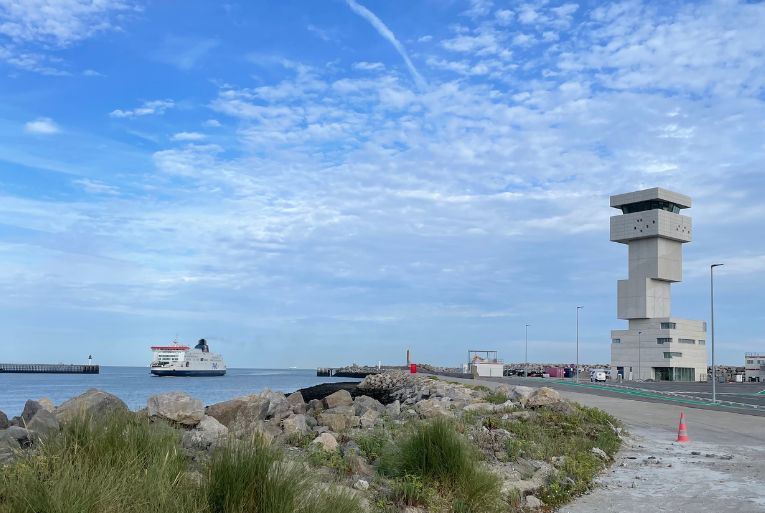 Visible depuis la mer tout autant que depuis la ville et les plages, la nouvelle capitainerie est le signe et le symbole d’un port en pleine expansion. Et s’affirme tel un emblème pour une ville en mouvement. [©Atelier 9.81]
