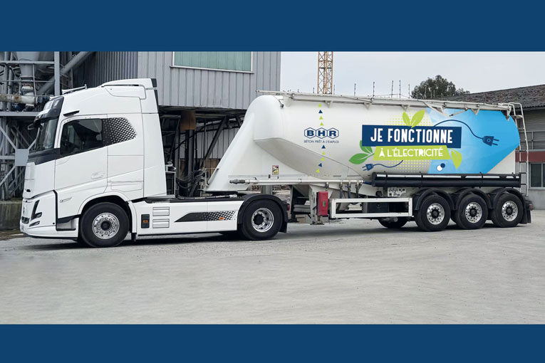 Lafarge Ciments accélère la transition électrique de ses partenaires transporteurs grâce à un accord européen signé par sa maison-mère Holcim avec Volvo Trucks.