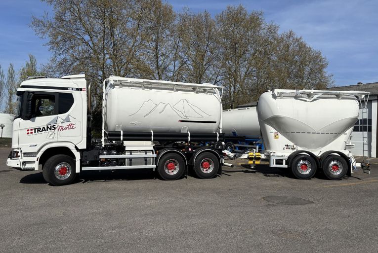 Nouvelle remorque Spitzer qui se scindent en deux. [©Transmotte]