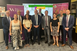 Signature de la convention de mécénat par Bruno Pillon, président des activités France de Heidelberg Materials et Laurent Champaney, directeur général des Arts et Métiers (tous les deux au centre de la photo). [©HeidelbergCement France]