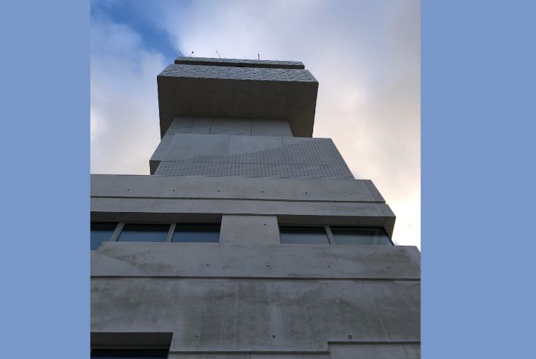 A l’instar de galets posés en équilibre les uns sur les autres, la nouvelle capitainerie s’érige par accumulation, par stratification de récits contenus dans des formes géométriques simples. [©Atelier 9.81]