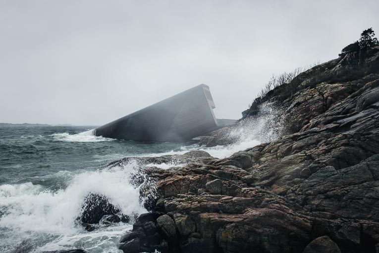 Le restaurant Under, pris de l'extérieur. [©Ivar Kvaal]