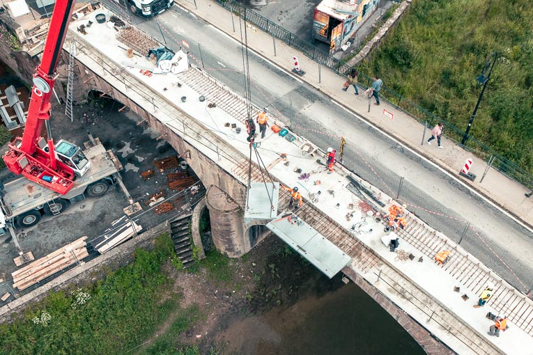 Long de 49,50  m et désormais élargi à 10,60  m, le pont intègre une voie cyclo-piétonne continue, reliant le centre-ville et le lycée agricole de La Cazotte. [©Lafarge France]