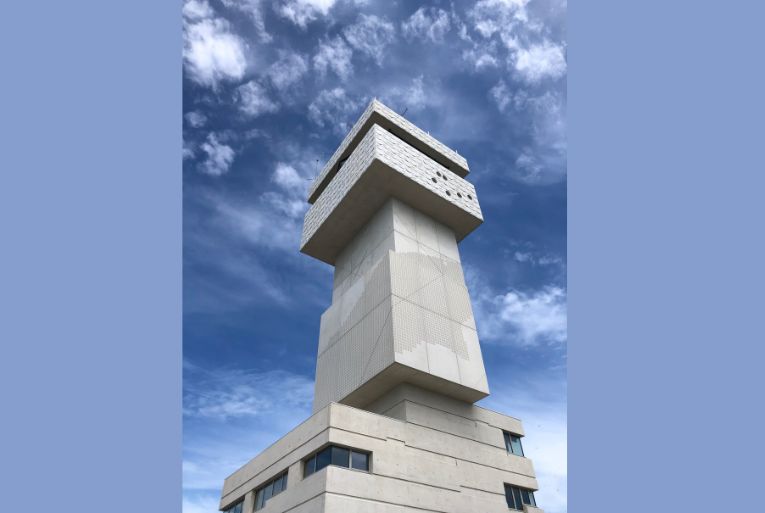 L’architecture de la nouvelle capitainerie s’est inspirée du cairn, cet empilement de galets que l’on peut faire à la plage ou en montagne. Et qui souligne à la fois l’autonomie des éléments qui le composent et le mouvement [©Atelier 9.81]