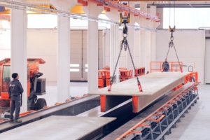 Entièrement hydraulique, le moule TT de Bianchi permet d’ajuster rapidement la hauteur des nervures et la largeur des ailes grâce à une commande centralisée. [©Bianchi Casseforme]