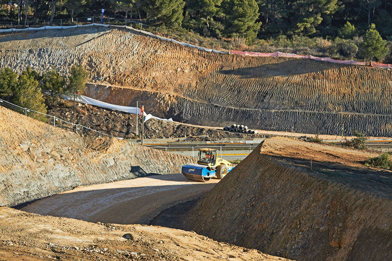 Le demi-échangeur du Jas de Rode doit permettre aux 320 camions de Lafarge France qui se ravitaillent en calcaire depuis sa carrière de l’Estaque, d'éviter un détour de 22 km. [©Lafarge France]