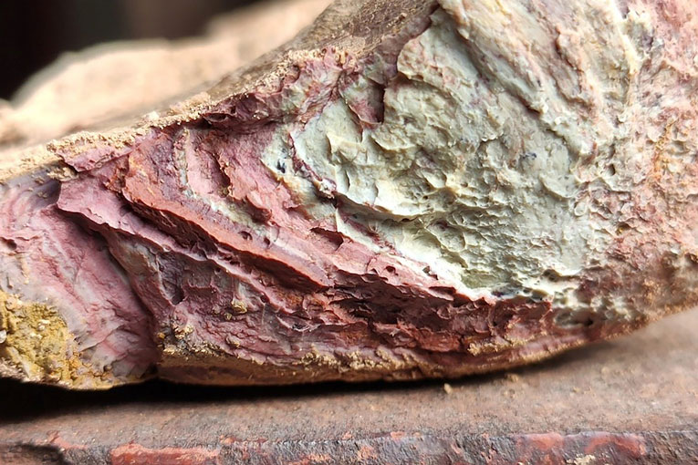 Bloc d’argile brute humide présentant certaines inhomogénéités, ce qui indique que ce type de matières peut être complexe et composé de multiples minéraux argileux et non argileux. [©Heidelberg Materials]