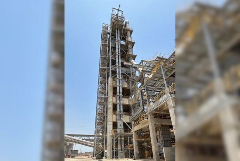 Vue du plus grand calcinateur flash de la planète (d’une capacité de 400 000 t/an d’argile calcinée), mis en service début 2025 au Ghana, par Heidelberg Materials et CBI. [©Heidelberg Materials]