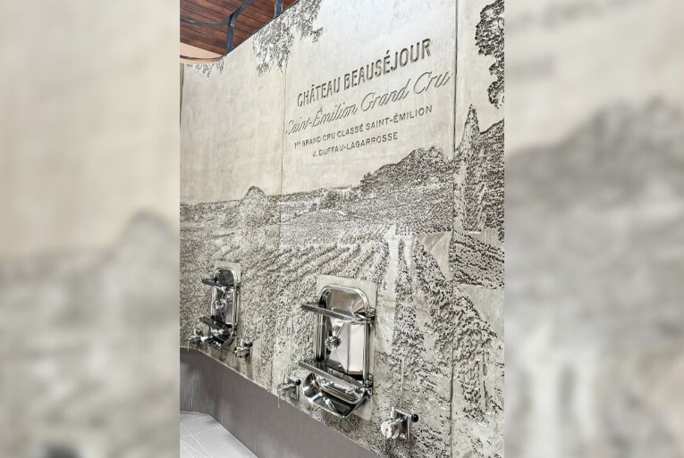 Via ses matrices, Plasmacem a sculpté les cuves du Château Beauséjour, un domaine viticole situé à Montagne (33). [©Plasmacem]