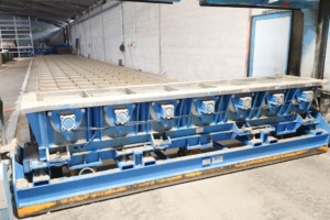 Moules multi-empreintes avec actionnement pneumatique sur machine à retournement. [©Saire]