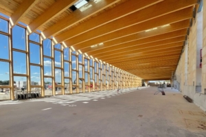 La construction de la médiathèque d’Herblay (95), réalisée par SNRB, intègre 1 200 m3 de béton auto-plaçant EcoPact. [©Lafarge France]