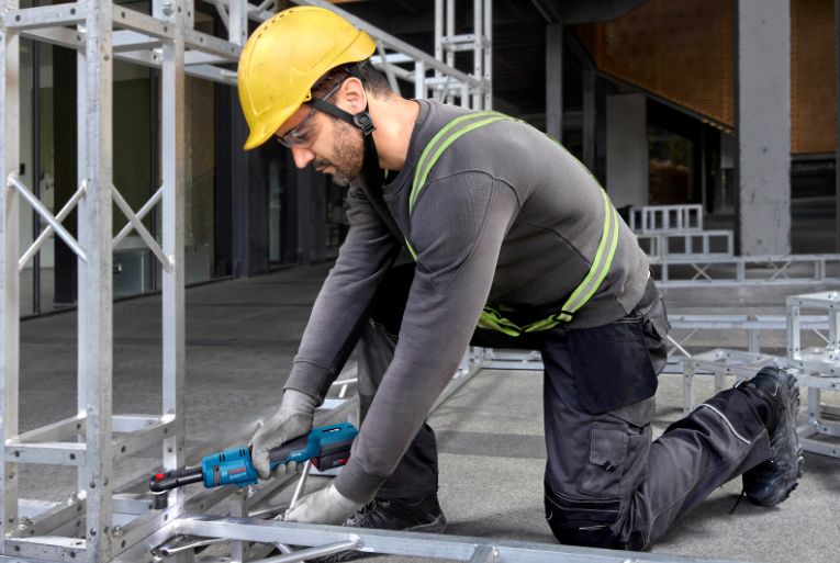 La clef à cliquet GRC 18V-60 Professional de Bosch serre et desserre les boulons rapidement et sans efforts. [©Bosch]