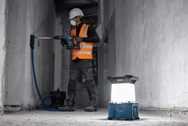 Le projecteur de chantier GLA 18VH-7500 Professional de Bosch développe une intensité lumineuse de 7 500 Lumens, qui assure un éclairage dans des zones de travail très sombres. 
[©Bosch]
