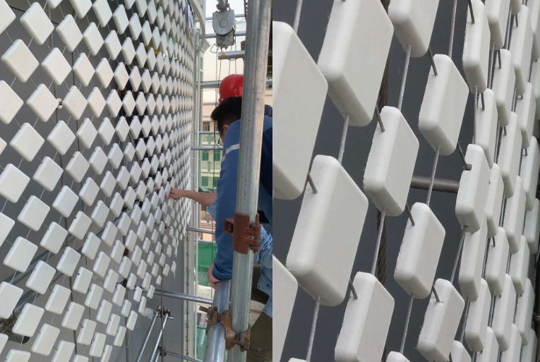 A l’image d’un tissu, la Maille Zephyr est composée d'un filet en acier inoxydable de qualité marine (Inox 316) et de panneaux en béton fibré. [©Solid Studio]